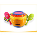 Los juguetes del bebé sonríen los juguetes musicales el tambor para los bebés